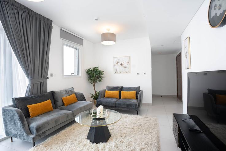 Salle de séjour élégante avec mobilier moderne dans un appartement à Building ʹUd Al Yarih Street - bloomfields-holiday-homes - 1322507 à Al Reem Island, Abu Dhabi Salle de séjour élégante avec mobilier moderne dans un appartement à Building ʹUd Al Yarih Street - bloomfields-holiday-homes - 1322507 à Al Reem Island, Abu Dhabi