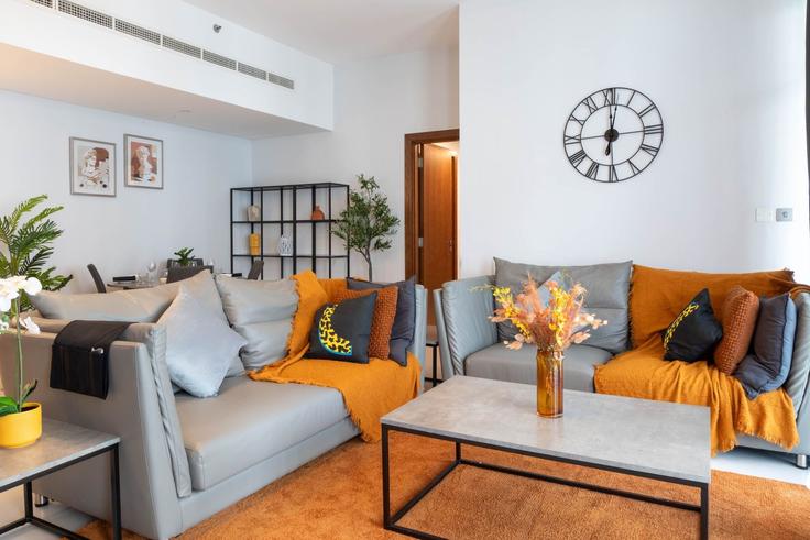 Salle de séjour élégante avec mobilier moderne dans un appartement à Building ʹUd Al Yarih Street - bloomfields-holiday-homes - 1323113 à Al Reem Island, Abu Dhabi Salle de séjour élégante avec mobilier moderne dans un appartement à Building ʹUd Al Yarih Street - bloomfields-holiday-homes - 1323113 à Al Reem Island, Abu Dhabi