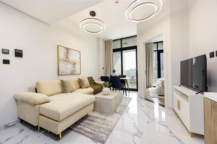 Elegant gestaltetes Wohnzimmer mit moderner Einrichtung in einer Wohnung im Building Ar Reem Street - bloomfields-holiday-homes - 1323169 in Al Maryah Island, Abu Dhabi Elegant gestaltetes Wohnzimmer mit moderner Einrichtung in einer Wohnung im Building Ar Reem Street - bloomfields-holiday-homes - 1323169 in Al Maryah Island, Abu Dhabi