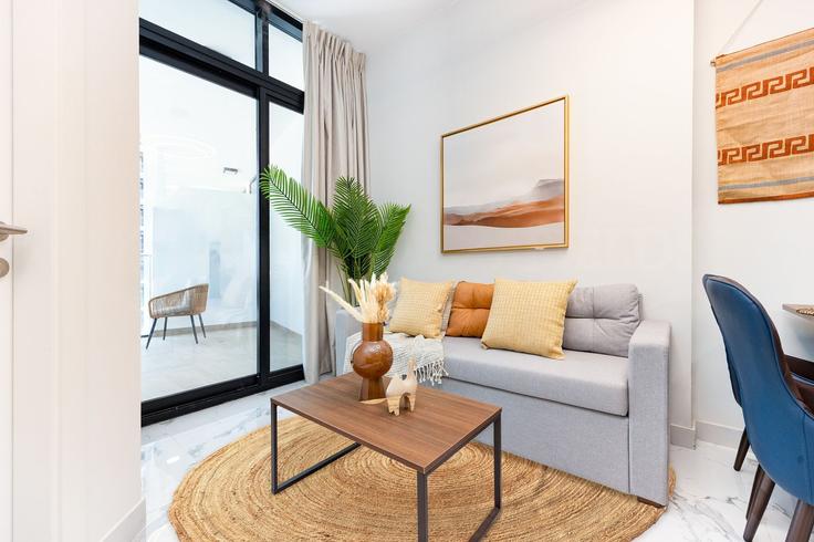 Elegant gestaltetes Wohnzimmer mit moderner Einrichtung in einer Wohnung im Building Ar Reem Street - bloomfields-holiday-homes - 1323184 in Al Maryah Island, Abu Dhabi Elegant gestaltetes Wohnzimmer mit moderner Einrichtung in einer Wohnung im Building Ar Reem Street - bloomfields-holiday-homes - 1323184 in Al Maryah Island, Abu Dhabi