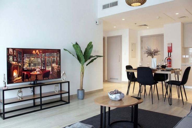 Abu Dhabi Yas IslandのBuilding Tariaq Bedon Esm - bloomfields-holiday-homes - 1322975のアパートメントにある、モダンな家具を備えたエレガントなデザインのリビングルーム Abu Dhabi Yas IslandのBuilding Tariaq Bedon Esm - bloomfields-holiday-homes - 1322975のアパートメントにある、モダンな家具を備えたエレガントなデザインのリビングルーム