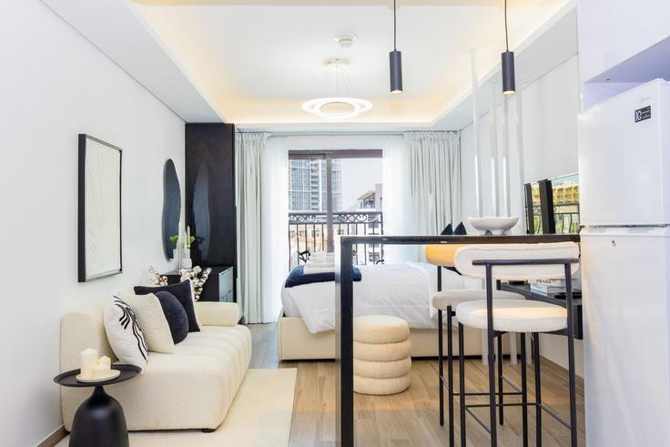 Elegante sala de estar con mobiliario moderno en un apartamento en Building Tariaq Bedon Esm - bloomfields-holiday-homes - 1323073 en Jumeirah Village, Dubai