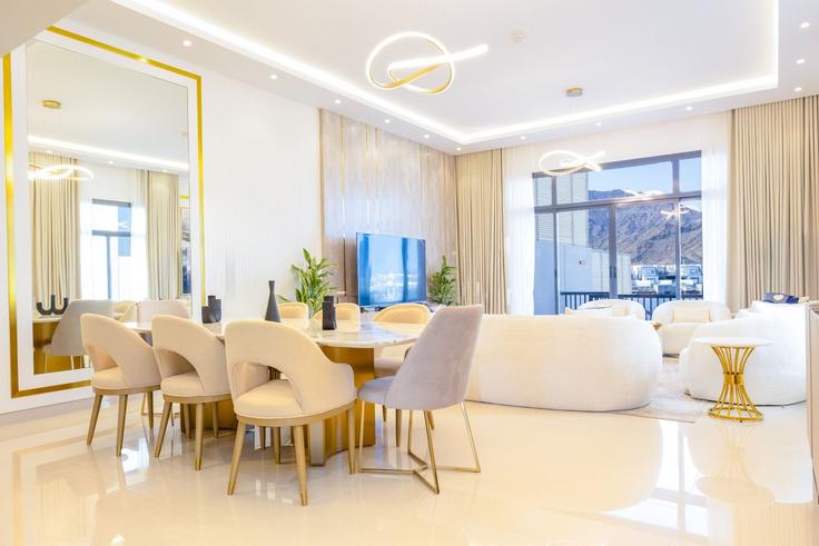 Adgat AdgatのBuilding Sheikh Zayed Bin Sultan Al Nahyan Road - bloomfields-holiday-homes - 1323106のアパートメントにある、モダンな家具を備えたエレガントなデザインのリビングルーム