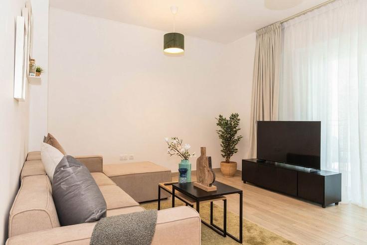 Salle de séjour élégante avec mobilier moderne dans un appartement à Building Tariaq Bedon Esm - bloomfields-holiday-homes - 1322994 à Yas Island, Abu Dhabi