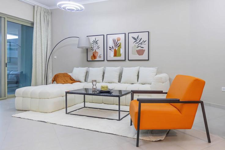 Abu Dhabi Al Saadiyat IslandのBuilding Jacques Chirac Street - bloomfields-holiday-homes - 1323031のアパートメントにある、モダンな家具を備えたエレガントなデザインのリビングルーム Abu Dhabi Al Saadiyat IslandのBuilding Jacques Chirac Street - bloomfields-holiday-homes - 1323031のアパートメントにある、モダンな家具を備えたエレガントなデザインのリビングルーム