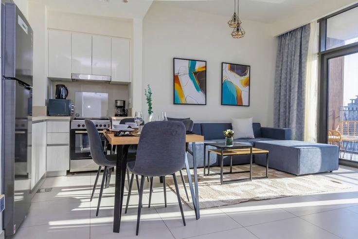 Sala de estar elegantemente projetada com móveis modernos em um apartamento no Building Tariaq Bedon Esm - bloomfields-holiday-homes - 1323038 em Dubai Hills Estate, Dubai