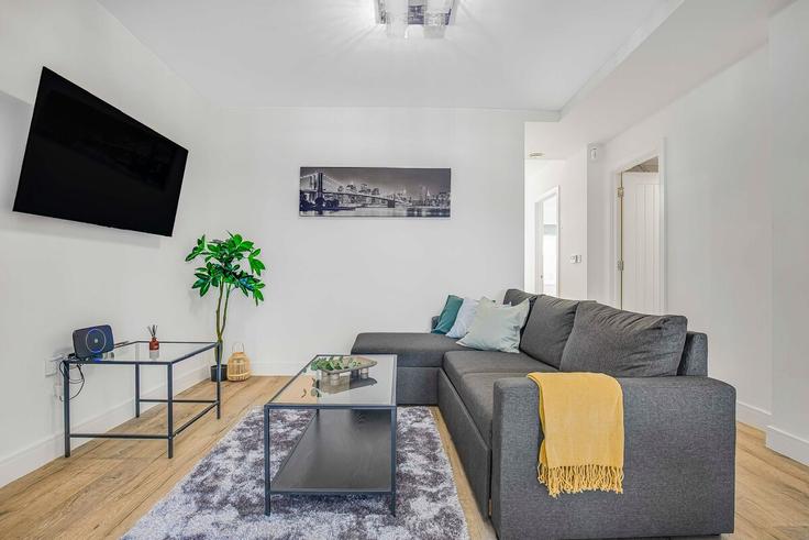 Sala de estar elegantemente projetada com móveis modernos em um apartamento no Building Perryn Road - blue-buzzard-property-ltd - 1593769 em London Borough of Ealing, London