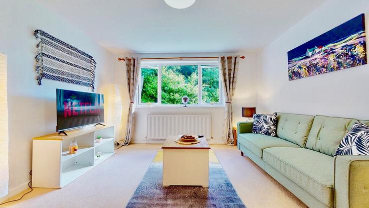 Elegante sala de estar con mobiliario moderno en un apartamento en Building Wells Close - blue-buzzard-property-ltd - 1593771 en Tunbridge Wells District, Tunbridge Wells