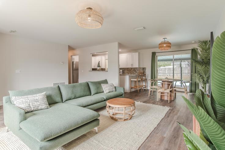 Salle de séjour élégante avec mobilier moderne dans un appartement à Building 5th Place - bluegems - 1018162 - USA à Vero Beach South, Vero Beach South