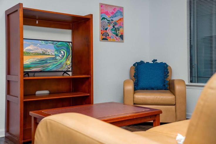 Elegant gestaltetes Wohnzimmer mit moderner Einrichtung in einer Wohnung im Building Livingston Avenue - bluegems - 1295174 - TPA in University, University