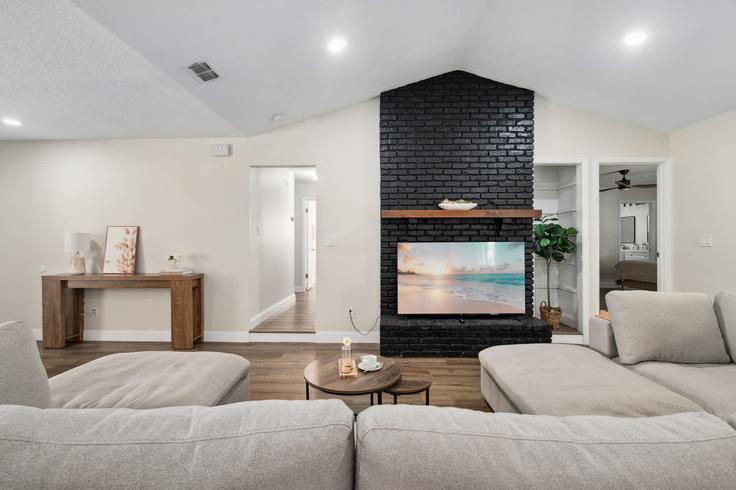 Sala de estar elegantemente projetada com móveis modernos em um apartamento no Building Lake Gem Circle - bluegems - 1502693 em Orlando, Orlando Sala de estar elegantemente projetada com móveis modernos em um apartamento no Building Lake Gem Circle - bluegems - 1502693 em Orlando, Orlando