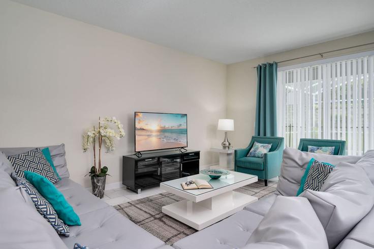 Elegante sala de estar con mobiliario moderno en un apartamento en Building Tempo Lane - bluegems - 1336799 en Four Corners, Four Corners