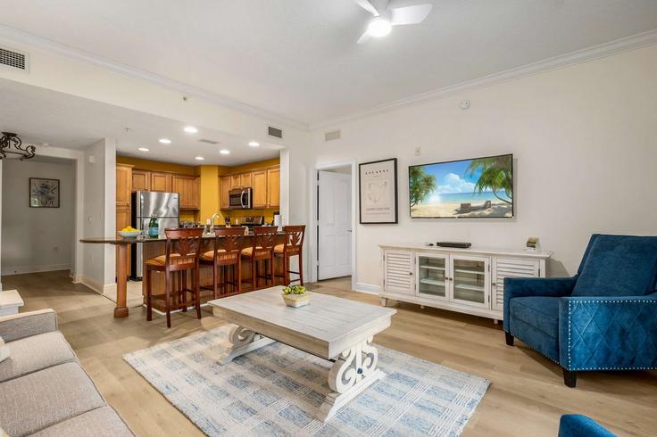 Elegante sala de estar con mobiliario moderno en un apartamento en Building Heritage Crossing Way - bluegems - 1295173 - MCO en Four Corners, Four Corners