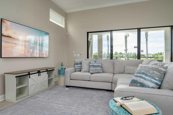 Elegante sala de estar con mobiliario moderno en un apartamento en Building Golden Bear Drive - bluegems - 1304296 - MCO en Four Corners, Four Corners