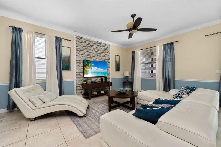 Elegante sala de estar con mobiliario moderno en un apartamento en Building Moon Valley Drive - bluegems - 1018197 - MCO en Four Corners, Four Corners