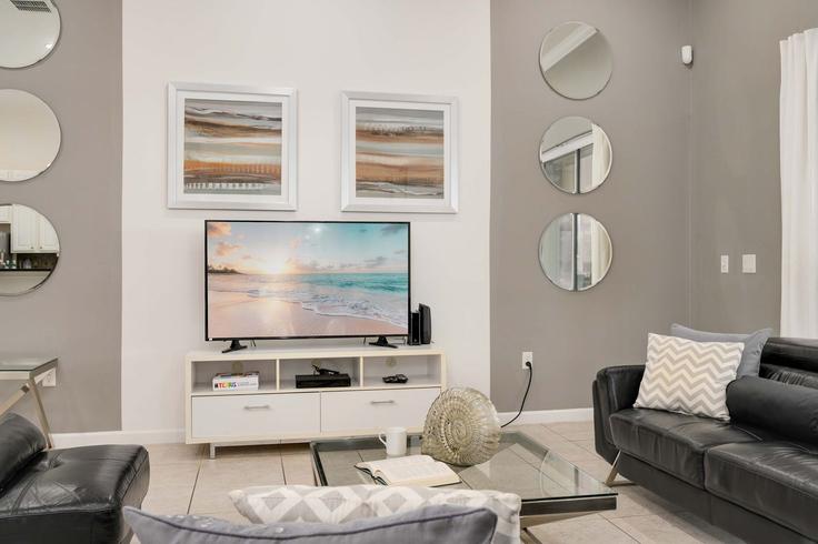 Sala de estar elegantemente projetada com móveis modernos em um apartamento no Building Oak Tree Drive - bluegems - 1325640 em Davenport, Davenport