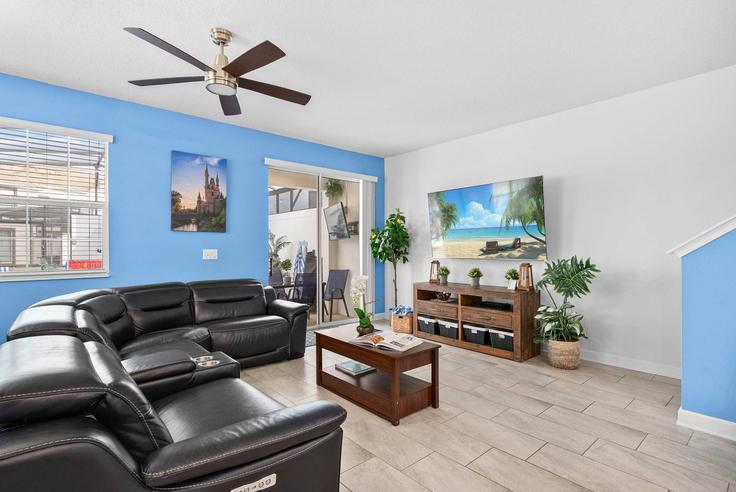 Elegante sala de estar con mobiliario moderno en un apartamento en Building Sandbagger Drive - bluegems - 1304295 - MCO en Four Corners, Four Corners