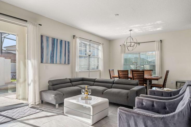 Four Corners Four CornersのBuilding Sandbagger Drive - bluegems - 1346942のアパートメントにある、モダンな家具を備えたエレガントなデザインのリビングルーム