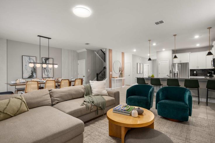 Salle de séjour élégante avec mobilier moderne dans un appartement à Building Sommerset Hills Drive - bluegems - 1336800 à Four Corners, Four Corners