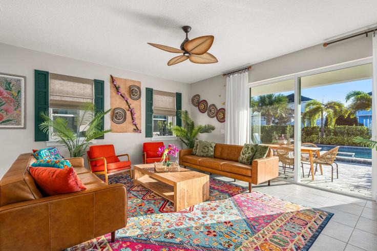 Elegante sala de estar con mobiliario moderno en un apartamento en Building Gathering Drive - bluegems - 1353793 en Kissimmee, Kissimmee