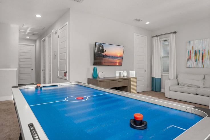 Four Corners, Four Corners에 위치한 Building Burma Street - bluegems - 1369245 아파트의 세련된 인테리어가 돋보이는 거실 Four Corners, Four Corners에 위치한 Building Burma Street - bluegems - 1369245 아파트의 세련된 인테리어가 돋보이는 거실