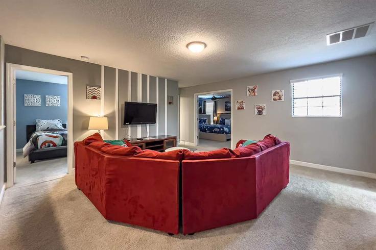 Salle de séjour élégante avec mobilier moderne dans un appartement à Building Wedge Drive - bluegems - 1369244 à Four Corners, Four Corners Salle de séjour élégante avec mobilier moderne dans un appartement à Building Wedge Drive - bluegems - 1369244 à Four Corners, Four Corners