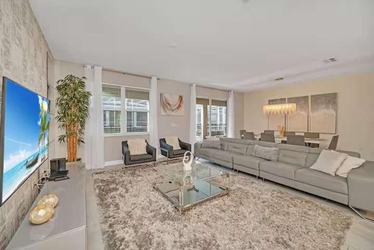 Salle de séjour élégante avec mobilier moderne dans un appartement à Building Drop Shot Drive - bluegems - 1369243 à Four Corners, Four Corners