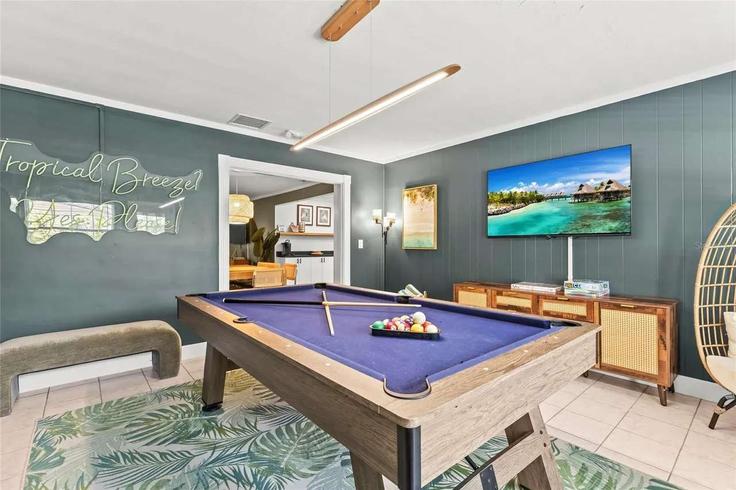 Building Idle Drive Northeast - bluegems - 1379462 adresindeki bir dairede modern mobilyalarla zarif bir şekilde tasarlanmış oturma odası Largo, Largo