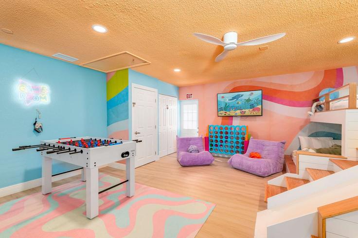 Building 92nd Terrace - bluegems - 1325641 adresindeki bir dairede modern mobilyalarla zarif bir şekilde tasarlanmış oturma odası Seminole, Seminole