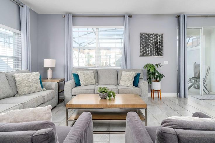 Four Corners, Four Corners에 위치한 Building Sandbagger Drive - bluegems - 1467669 유닛의 세련된 인테리어가 돋보이는 거실