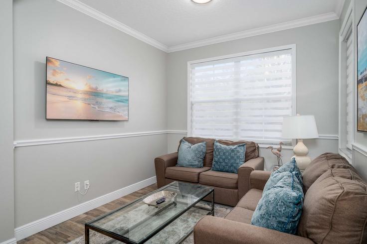 Elegante sala de estar con mobiliario moderno en un apartamento en Building Assembly Court - bluegems - 1502694 en Kissimmee, Kissimmee Elegante sala de estar con mobiliario moderno en un apartamento en Building Assembly Court - bluegems - 1502694 en Kissimmee, Kissimmee