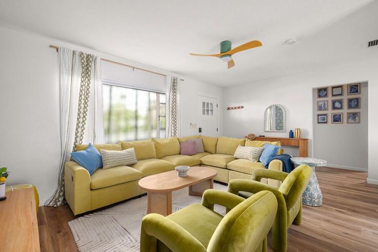 Largo, Largo에 위치한 Building 21st Terrace Southeast - bluegems - 1502691 유닛의 세련된 인테리어가 돋보이는 거실