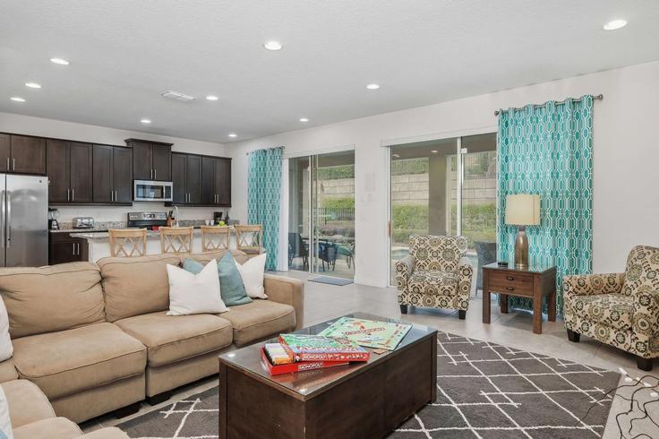 Kissimmee, Kissimmee에 위치한 Building Pendant Court - bluegems - 1564822 유닛의 세련된 인테리어가 돋보이는 거실 Kissimmee, Kissimmee에 위치한 Building Pendant Court - bluegems - 1564822 유닛의 세련된 인테리어가 돋보이는 거실