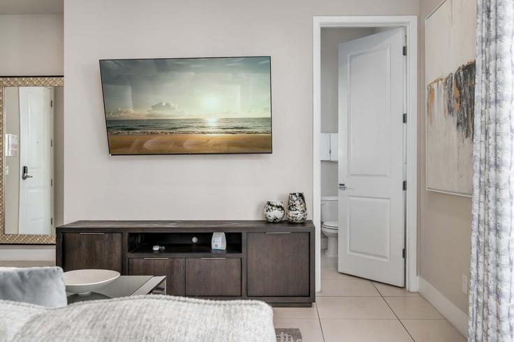 Elegant gestaltetes Wohnzimmer mit moderner Einrichtung in einer Wohnung im Building Sandy Ridge Drive - bluegems - 1511196 in Four Corners, Four Corners Elegant gestaltetes Wohnzimmer mit moderner Einrichtung in einer Wohnung im Building Sandy Ridge Drive - bluegems - 1511196 in Four Corners, Four Corners