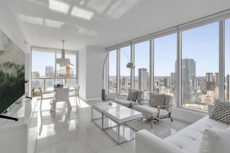 Elegante sala de estar con mobiliario moderno en un apartamento en Building Brickell Avenue - blues-vacation-rentals-llc - 1520347 en Miami, Miami