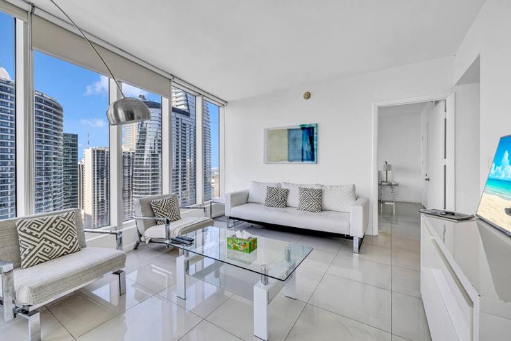 Miami MiamiのBuilding Brickell Avenue - blues-vacation-rentals-llc - 1520347のアパートメントにある、モダンな家具を備えたエレガントなデザインのリビングルーム