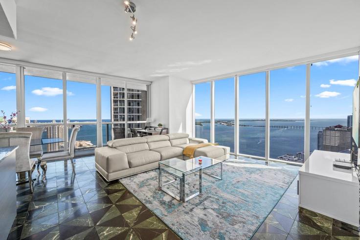 Miami MiamiのBuilding Brickell Avenue - blues-vacation-rentals-llc - 1520348のアパートメントにある、モダンな家具を備えたエレガントなデザインのリビングルーム Miami MiamiのBuilding Brickell Avenue - blues-vacation-rentals-llc - 1520348のアパートメントにある、モダンな家具を備えたエレガントなデザインのリビングルーム