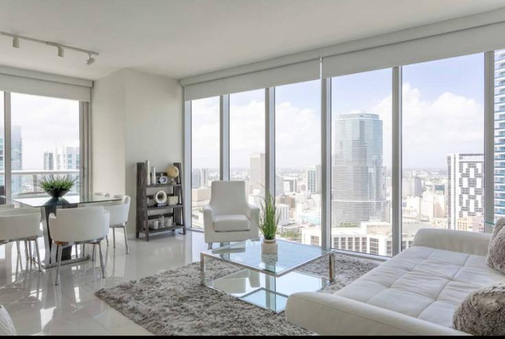 Miami MiamiのBuilding Brickell Avenue - blues-vacation-rentals-llc - 1520349のアパートメントにある、モダンな家具を備えたエレガントなデザインのリビングルーム