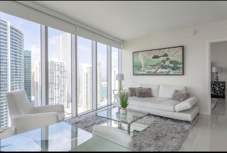 Sala de estar elegantemente projetada com móveis modernos em um apartamento no Building Brickell Avenue - blues-vacation-rentals-llc - 1520349 em Miami, Miami