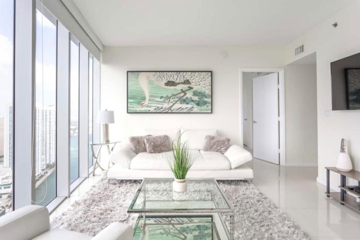 Elegant gestaltetes Wohnzimmer mit moderner Einrichtung in einer Wohnung im Building Brickell Avenue - blues-vacation-rentals-llc - 1520349 in Miami, Miami