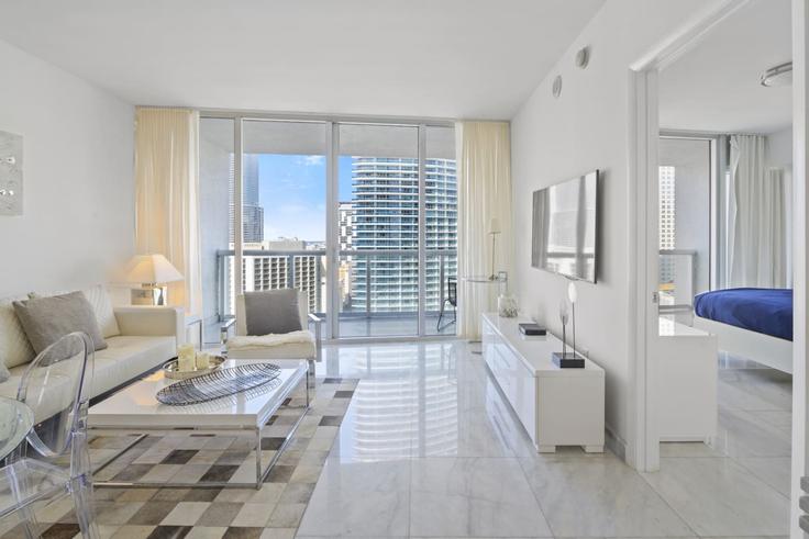 Building Brickell Avenue - blues-vacation-rentals-llc - 1520350 adresindeki bir dairede modern mobilyalarla zarif bir şekilde tasarlanmış oturma odası Miami, Miami