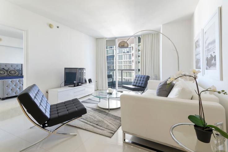 Building Brickell Avenue - blues-vacation-rentals-llc - 1520351 adresindeki bir dairede modern mobilyalarla zarif bir şekilde tasarlanmış oturma odası Miami, Miami