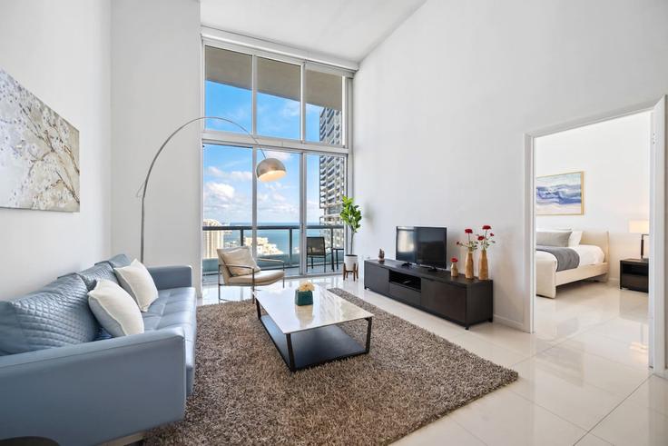 Elegante sala de estar con mobiliario moderno en un apartamento en Building Brickell Avenue - blues-vacation-rentals-llc - 1520352 en Miami, Miami