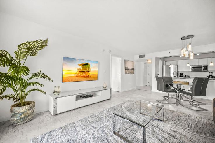 Sala de estar elegantemente projetada com móveis modernos em um apartamento no Building Southeast 12th Street - blues-vacation-rentals-llc - 1520354 em Miami, Miami