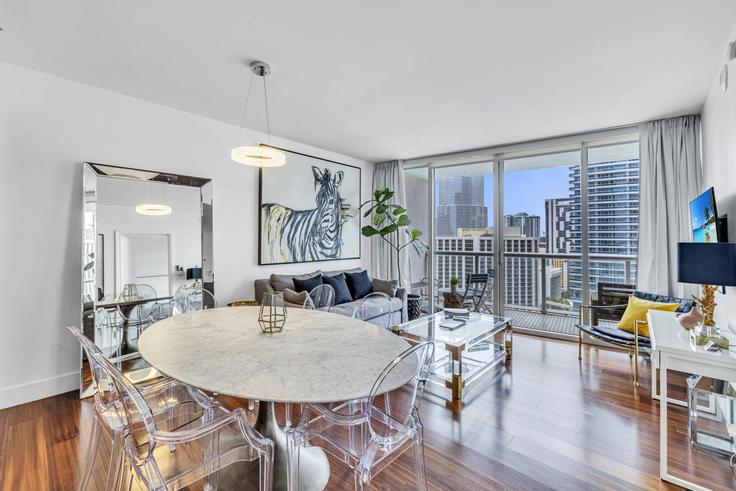 Miami MiamiのBuilding Brickell Avenue - blues-vacation-rentals-llc - 1520357のアパートメントにある、モダンな家具を備えたエレガントなデザインのリビングルーム