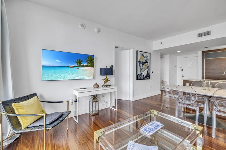 Building Brickell Avenue - blues-vacation-rentals-llc - 1520357 adresindeki bir dairede modern mobilyalarla zarif bir şekilde tasarlanmış oturma odası Miami, Miami
