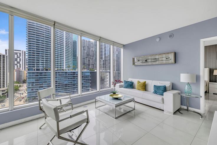 Salle de séjour élégante avec mobilier moderne dans un appartement à Building Brickell Avenue - blues-vacation-rentals-llc - 1520360 à Miami, Miami