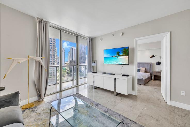 Miami, Miami에 위치한 Building Brickell Avenue - blues-vacation-rentals-llc - 1520363 유닛의 세련된 인테리어가 돋보이는 거실 Miami, Miami에 위치한 Building Brickell Avenue - blues-vacation-rentals-llc - 1520363 유닛의 세련된 인테리어가 돋보이는 거실