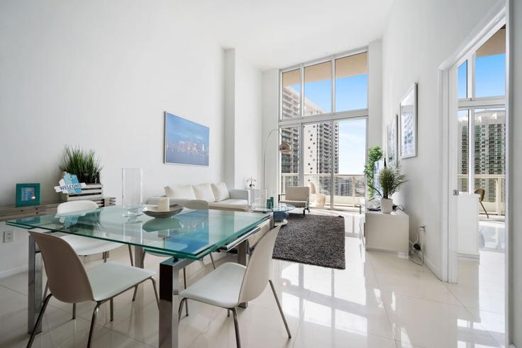 Building Brickell Avenue - blues-vacation-rentals-llc - 1520365 adresindeki bir dairede modern mobilyalarla zarif bir şekilde tasarlanmış oturma odası Miami, Miami