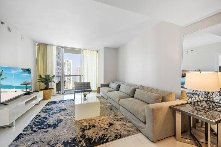 Sala de estar elegantemente projetada com móveis modernos em um apartamento no Building Brickell Avenue - blues-vacation-rentals-llc - 1520375 em Miami, Miami